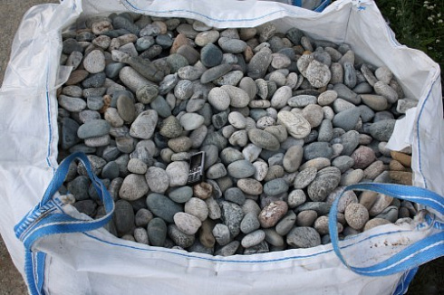 Kamenclub.ru: Галька речная окат (ассорти) фр. 50-100 мм. купить  в Смоленске галька природная округлая серая белая черная серая коричневая синяя галька речная окатанная округлая 6200 руб/т   фото КАМЕНЬ КЛУБ
