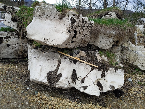 Kamenclub.ru: Выветренный известняк (степной) фр. 500-1500 мм.  купить в Смоленске    10000 руб/т   фото КАМЕНЬ КЛУБ