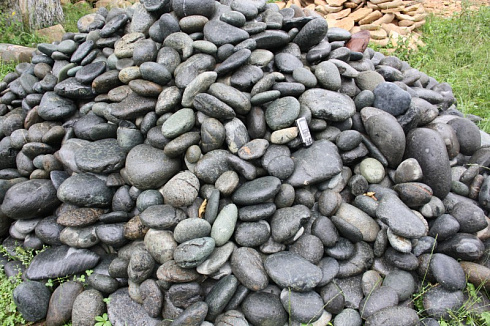 Kamenclub.ru: Темно-серый валунчик фр.100-300 мм.  купить в Смоленске крупный природный камень серый, темно-серый, светло-серый речная галька большого размера окатанная 4500 руб/т   фото КАМЕНЬ КЛУБ