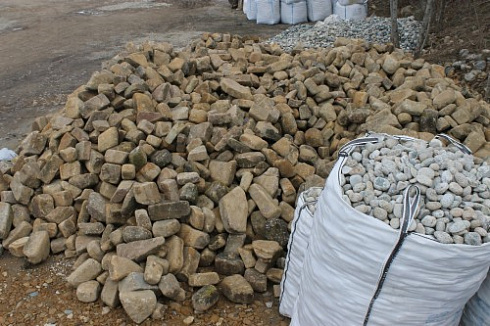 Kamenclub.ru: Песчаник для строительства и кладки блочный (фр 100-200 мм)  купить в Смоленске песчаник бежевый серый рыжий валун мелкий для строительства песчаник 6500 руб/т   фото КАМЕНЬ КЛУБ