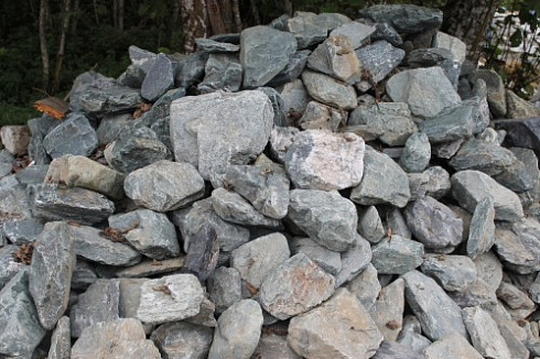 Kamenclub.ru: Гранит скальник (серо-зеленый) фр. 100-500 мм.  купить в Смоленске гранит зеленый, серый, салатовый крупный ландшафтный валун 6 000 руб/т   фото КАМЕНЬ КЛУБ