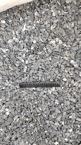 Kamenclub.ru: Щебень галтованный черный (мрамор) фр.10-20 мм.  купить в Смоленске мрамор черный с белыми прожилками, черный, белый окатанный округлый ландшафтный декоративный щебень 15000 руб/т   фото КАМЕНЬ КЛУБ