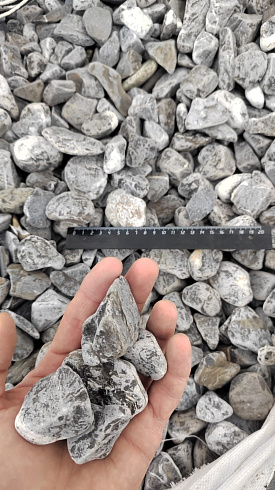 Kamenclub.ru: Щебень галтованный черный (мрамор) фр.40-70 мм.  купить в Смоленске мрамор черный с белыми прожилками, черный, белый щебень галтованный округлый 13500 руб/т   фото КАМЕНЬ КЛУБ