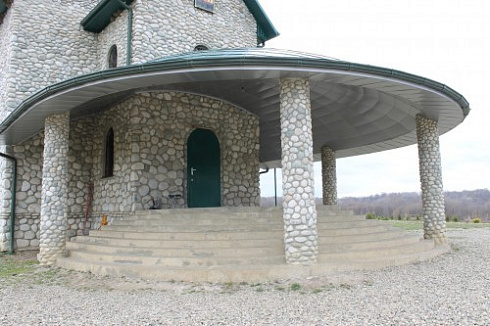 Kamenclub.ru: Галька речная плоская (бело-серая) фр. 100-200-300 мм. купить  в Смоленске галька речная плоская серый, белый, бело-серый, серо-белый речная галька плоская  9000 руб/т   фото КАМЕНЬ КЛУБ