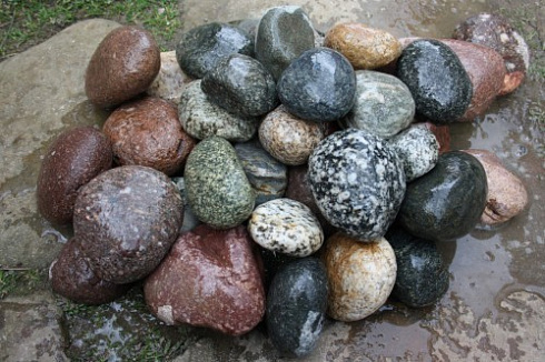 Kamenclub.ru: Галька окат (цветная картошка) фр. 50-100 мм. купить  в Смоленске галька природная окатанная серый белый цветной синий темно-серый коричневый округлый галечник окатанный 6800 руб/т   фото КАМЕНЬ КЛУБ