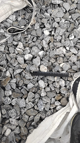 Kamenclub.ru: Щебень галтованный черный (мрамор) фр.40-70 мм.  купить в Смоленске мрамор черный с белыми прожилками, черный, белый щебень галтованный округлый 13500 руб/т   фото КАМЕНЬ КЛУБ