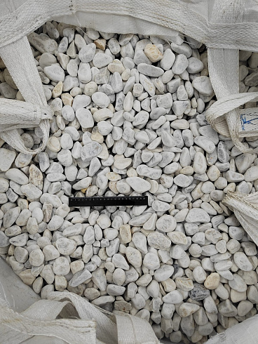 Kamenclub.ru: Мраморная крошка (щебень галтованный белый) фр.40-70 мм.  купить в Смоленске мрамор белый молочный айвори окатанный округлый природный камень 17000 руб/т   фото КАМЕНЬ КЛУБ