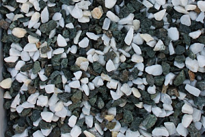 Kamenclub.ru: Мраморная крошка (щебень крошка микс: белый-зеленый) фр. 10-20 мм.  купить в Смоленске мрамор белый, зеленый каменная ландшафтная декоративная крошка щебня 9500 руб/т   фото КАМЕНЬ КЛУБ