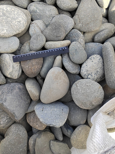 Kamenclub.ru: Галька речная плоская (серо-белая) фр. 70-120 мм. купить  в Смоленске галька галечник речной серый, белый окатанная плоская  природная галька 9000 руб/т   фото КАМЕНЬ КЛУБ