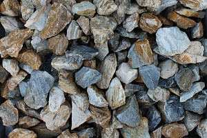 Kamenclub.ru: Мраморная крошка (щебень крошка медовый) фр. 20-40 мм.  купить в Смоленске мрамор бежевый рыжий желтый ландшафтная мраморная крошка 12000 руб/т   фото КАМЕНЬ КЛУБ