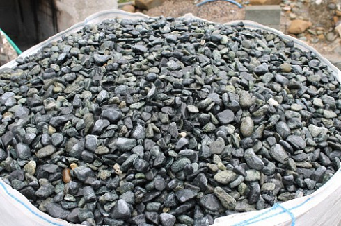 Kamenclub.ru: Щебень галтованный зеленый (змеевик) фр. 20-40 мм.  купить в Смоленске мрамор зеленый, салатовый оголтованный щебень мраморный 12500 руб/т   фото КАМЕНЬ КЛУБ