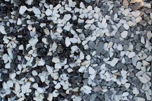 Kamenclub.ru: Мраморная крошка (щебень крошка микс : черный-белый) фр. 10-20 мм.  купить в Смоленске мрамор белый, черный каменная декоративная крошка ландшафтная 12000 руб/т   фото КАМЕНЬ КЛУБ