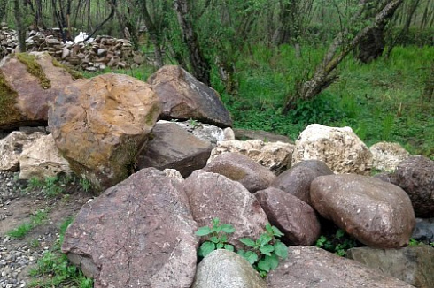 Kamenclub.ru: Конгломераты фр. 300-1000 мм.  купить в Смоленске кварц мрамор диабаз коричневый, серый зеленоватый речной валун крупный 6500 руб/т   фото КАМЕНЬ КЛУБ