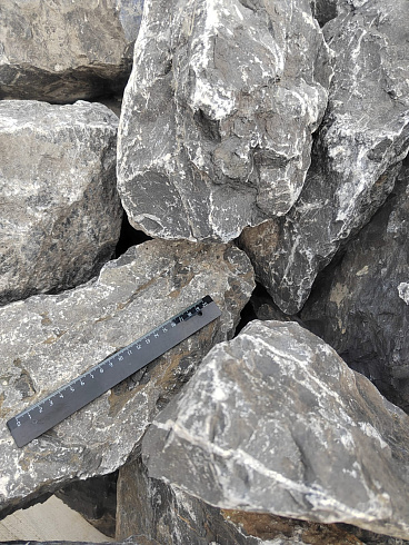 Kamenclub.ru: Черный мрамор скальник фр. 100-500 мм.  купить в Смоленске мрамор черный белый серый крупный колотый валун ландшафтный 8500 руб/т   фото КАМЕНЬ КЛУБ