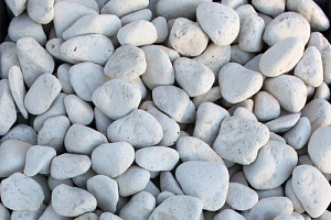 Kamenclub.ru: Щебень галтованный белый (мрамор) фр.5-10 мм.  купить в Смоленске мрамор белый, айвори, молочный каменная мраморная декоративная ландшафтная крошка 17000 руб/т   фото КАМЕНЬ КЛУБ