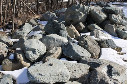 Kamenclub.ru: Гранит скальник (серо-зеленый) фр. 500-1500 мм.  купить в Смоленске гранит мрамор  серый зеленый темно-серый глыба скальная колотая ландшафтная 7 500 руб/т   фото КАМЕНЬ КЛУБ