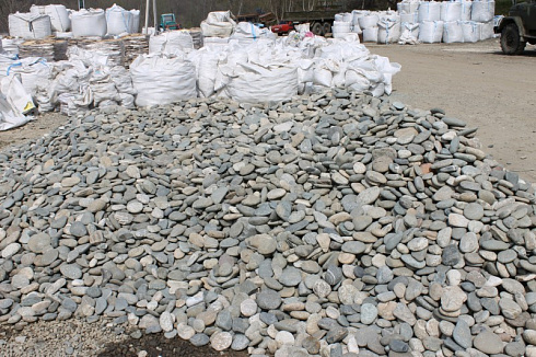 Kamenclub.ru: Галька речная плоская (серо-белая) фр. 70-120 мм. купить  в Смоленске галька галечник речной серый, белый окатанная плоская  природная галька 9000 руб/т   фото КАМЕНЬ КЛУБ