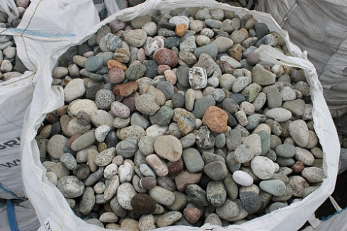 Kamenclub.ru: Галька окат (цветная картошка) фр. 50-100 мм. купить  в Смоленске галька природная окатанная серый белый цветной синий темно-серый коричневый округлый галечник окатанный 6800 руб/т   фото КАМЕНЬ КЛУБ