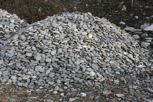 Kamenclub.ru: Галька речная плоская (ассорти) фр. 70-150 мм. купить  в Смоленске галька галечник серый белый темно-серый синий светло-серый плоская природная галька  9000 руб/т   фото КАМЕНЬ КЛУБ