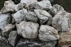 Kamenclub.ru: Мраморизированный известняк фр. 100-500 мм.  купить в Смоленске известняк серый белый темно-серый сероватый валун природного образования окатанный 10500 руб/т   фото КАМЕНЬ КЛУБ