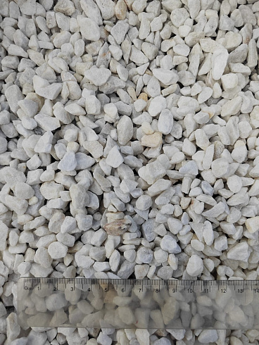 Kamenclub.ru: Мраморная крошка, щебень, цвет-белый, фр. 5-10 мм.  купить в Смоленске мрамор белый, айвори, молочный мраморная каменная крошка ландшафтная 12000 руб/т   фото КАМЕНЬ КЛУБ