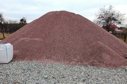 Kamenclub.ru: Мраморная крошка (щебень крошка розовый) фр. 5-10 мм.  купить в Смоленске мрамор розовый, красный щебень колотый ландшафтный декоративный  11000 руб/т   фото КАМЕНЬ КЛУБ