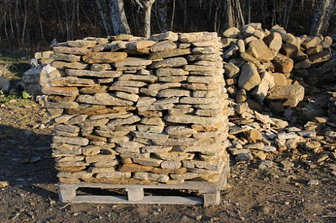 Kamenclub.ru: Песчаник колотый для облицовки (фр. 2-3 см)  купить в Смоленске песчаник бежевый серый рыжий песчаник строительный 5000 руб/т   фото КАМЕНЬ КЛУБ