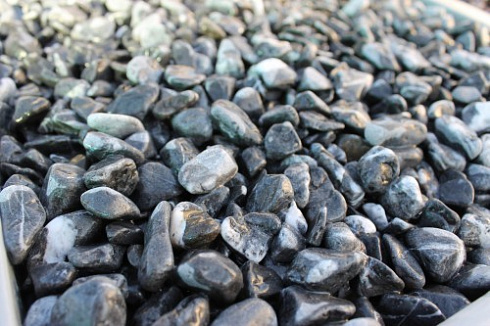 Kamenclub.ru: Щебень галтованный черный (мрамор) фр.10-20 мм.  купить в Смоленске мрамор черный с белыми прожилками, черный, белый окатанный округлый ландшафтный декоративный щебень 15000 руб/т   фото КАМЕНЬ КЛУБ