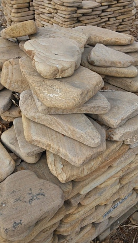 Kamenclub.ru: Песчаник пластушка галтованный желтый с рисунком (3 см)  купить в Смоленске плитняк - пластушка желтый песчаник 21000 руб/м3   фото КАМЕНЬ КЛУБ