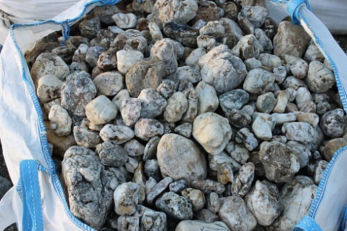 Kamenclub.ru: Кварцевый валунчик фр.100-300 мм.  купить в Смоленске кварц белый, бежевый молочный рыжий крупный природный камень галечник 7850 руб/т   фото КАМЕНЬ КЛУБ