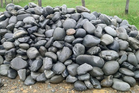Kamenclub.ru: Темно-серый валунчик фр.100-300 мм.  купить в Смоленске крупный природный камень серый, темно-серый, светло-серый речная галька большого размера окатанная 4500 руб/т   фото КАМЕНЬ КЛУБ