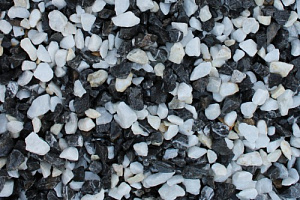 Kamenclub.ru: Мраморная крошка (щебень крошка микс : черный-белый) фр. 10-20 мм.  купить в Смоленске мрамор белый, черный каменная декоративная крошка ландшафтная 12000 руб/т   фото КАМЕНЬ КЛУБ