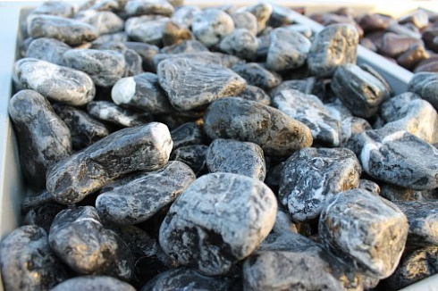 Kamenclub.ru: Щебень галтованный черный (мрамор) фр. 50-100 мм.  купить в Смоленске мрамор черный с белыми прожилками щебень ландшафтный мраморный 15000 руб/т   фото КАМЕНЬ КЛУБ