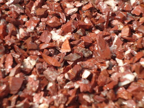 Kamenclub.ru: Щебень крошка красный (ЯШМА) фр. 10-20 мм.  купить в Смоленске яшма красный, бордовый, оранжевый, рыжий декоративный каменный ландшафтный щебень колотый 9000 руб/т   фото КАМЕНЬ КЛУБ