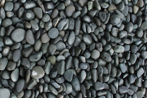 Kamenclub.ru: Галька речная окат (темно-серая) фр. 70-150 мм. купить  в Смоленске галька речная темно-серая, синяя, серая речная галька округлая  8000 руб/т   фото КАМЕНЬ КЛУБ