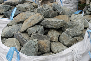 Kamenclub.ru: Гранит скальник (серо-зеленый) фр. 100-500 мм.  купить в Смоленске гранит зеленый, серый, салатовый крупный ландшафтный валун 6 000 руб/т   фото КАМЕНЬ КЛУБ