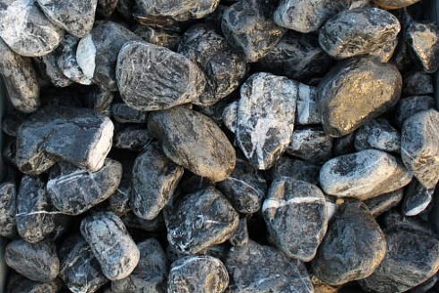 Kamenclub.ru: Щебень галтованный черный (мрамор) фр. 50-100 мм.  купить в Смоленске мрамор черный с белыми прожилками щебень ландшафтный мраморный 15000 руб/т   фото КАМЕНЬ КЛУБ