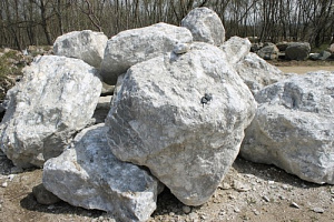 Kamenclub.ru: Мраморизированный известняк фр.500-1500 мм.  купить в Смоленске    10000 руб/т   фото КАМЕНЬ КЛУБ