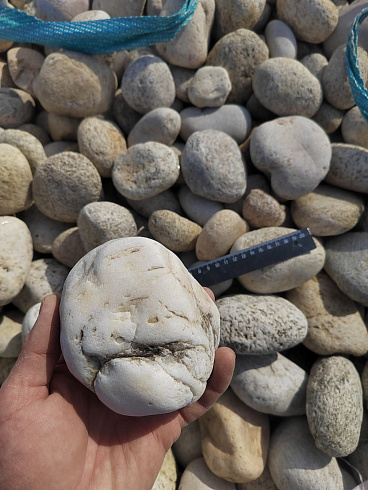 Kamenclub.ru: Галька речная окат (серо-белая) фр. 70-120 мм купить  в Смоленске галька галечник бело-серая, серо-белая, серая, белая речная природная галька  8000 руб/т   фото КАМЕНЬ КЛУБ