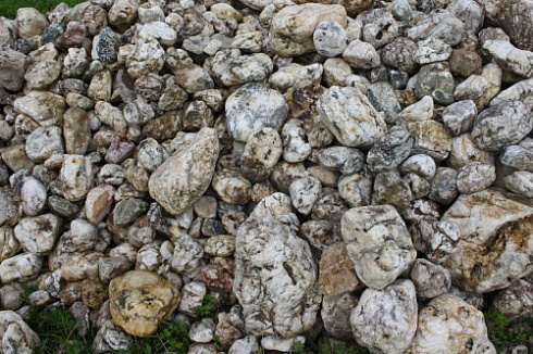 Kamenclub.ru: Кварцевый валунчик фр.100-300 мм.  купить в Смоленске кварц белый, бежевый молочный рыжий крупный природный камень галечник 7850 руб/т   фото КАМЕНЬ КЛУБ