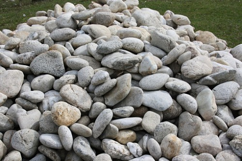 Kamenclub.ru: Бело-серый валунчик фр.100-300 мм.  купить в Смоленске крупный камень для ландшафта серый, белый бело-серый валун крупная галька 4500 руб/т   фото КАМЕНЬ КЛУБ