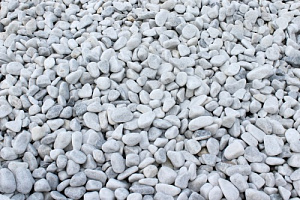 Kamenclub.ru: Мраморная крошка (щебень галтованный белый) фр.10-20 мм.  купить в Смоленске мрамор белый, молочный, айвори окатанный округлый декоративный ландшафтный щебень 17000 руб/т   фото КАМЕНЬ КЛУБ