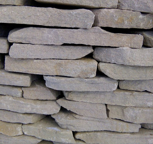 Kamenclub.ru: Песчаник пластушка светло-серый (3,0 см)  купить в Смоленске песчаник светло-серый, серый песчаник рваный ландшафтный колотый 13800 руб/м3   фото КАМЕНЬ КЛУБ