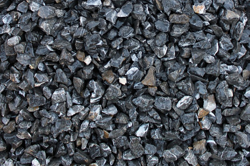 Kamenclub.ru: Щебень крошка черный (мрамор) фр. 20-40 мм.  купить в Смоленске мрамор черный с белыми прожилками мраморная каменная крошка 11000 руб/т   фото КАМЕНЬ КЛУБ