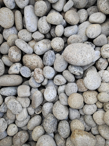 Kamenclub.ru: Галька речная окат (серо-белая) фр. 70-120 мм купить  в Смоленске галька галечник бело-серая, серо-белая, серая, белая речная природная галька  8000 руб/т   фото КАМЕНЬ КЛУБ