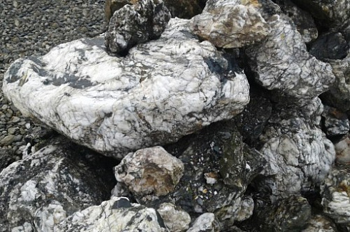 Kamenclub.ru: Черный гранит - кварцит фр. 100-500 мм.  купить в Смоленске мрамор гранит черный с белыми прожилками, серый, белый валун скальный колотый 7000 руб/т   фото КАМЕНЬ КЛУБ