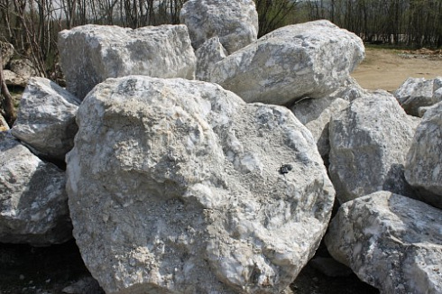 Kamenclub.ru: Мраморизированный известняк фр.500-1500 мм.  купить в Смоленске    10000 руб/т   фото КАМЕНЬ КЛУБ