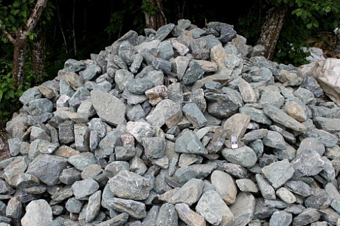 Kamenclub.ru: Гранит скальник (серо-зеленый) фр. 100-500 мм.  купить в Смоленске гранит зеленый, серый, салатовый крупный ландшафтный валун 6 000 руб/т   фото КАМЕНЬ КЛУБ