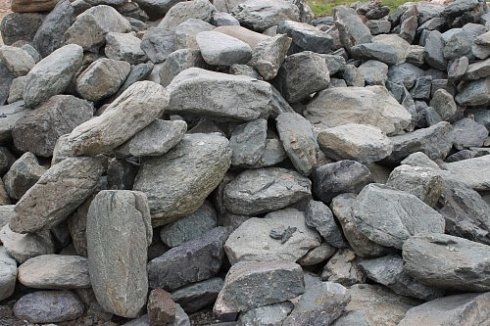 Kamenclub.ru: Гранит скальник (серо-зеленый) фр. 100-500 мм.  купить в Смоленске гранит зеленый, серый, салатовый крупный ландшафтный валун 6 000 руб/т   фото КАМЕНЬ КЛУБ