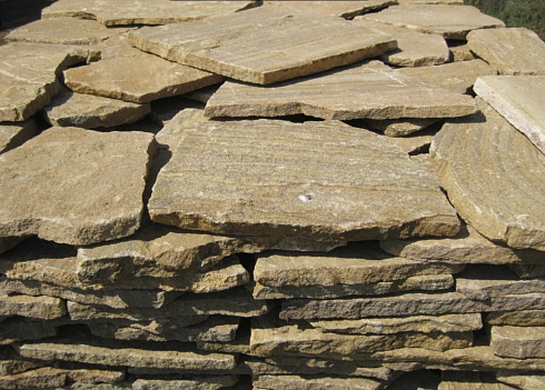 Kamenclub.ru: Песчаник пластушка желтый с рисунком (3 см)  купить в Смоленске песчаник желтый с рисунком, рыжий, желтый песчаник пластушка ландшафтная рваная 8 500 руб/м3   фото КАМЕНЬ КЛУБ